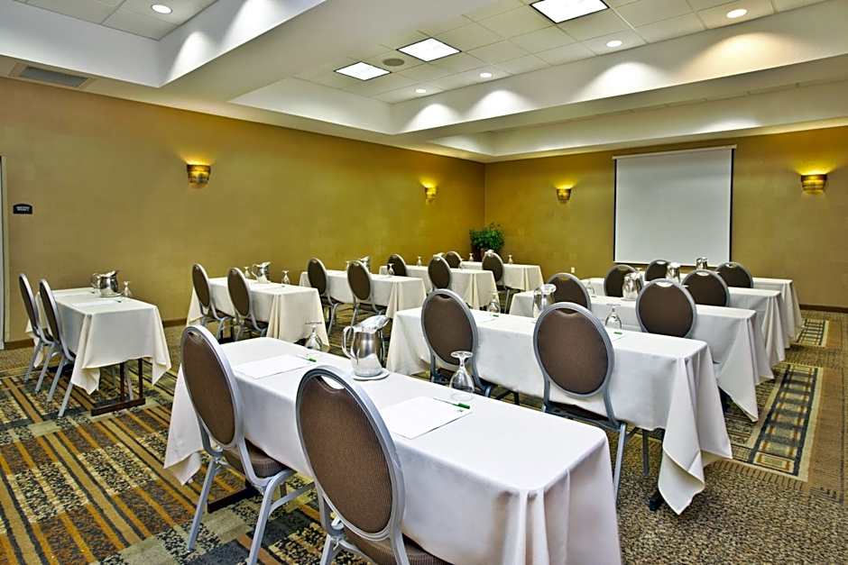 Holiday Inn & Suites Green Bay Stadium by IHG