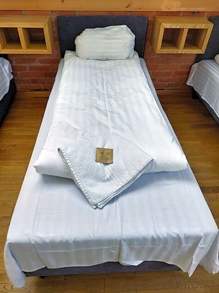 Zdjęcie 1 z 9 — 6-Bed Mixed Dormitory Room