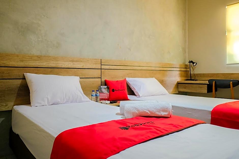 RedDoorz near Trans Studio Mall Cibubur 3