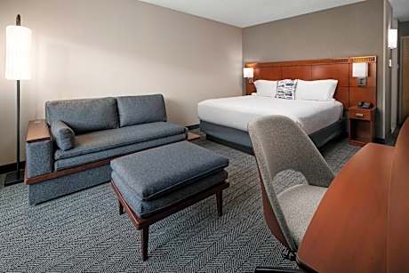King Room with Adapted Tub - Mobility Accessible