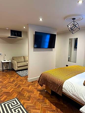 King or Twin Suite (with Bath)