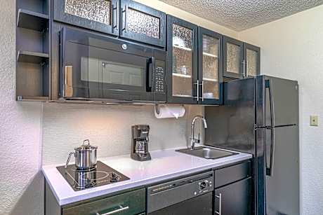 1 Queen Studio Suite Mobility Accessible Tub