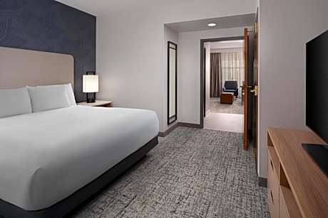 Two-Room Suite with One King Bed and Tub/Shower Combo - Non-Smoking