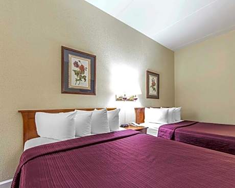 2 Queen Beds, Smoking