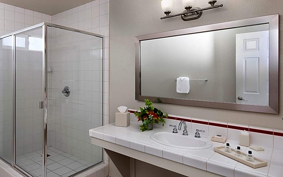 Cambria Landing Inn & Suites