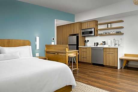 Studio King Room with Non-Private Sofa Bed - Hearing Accessible