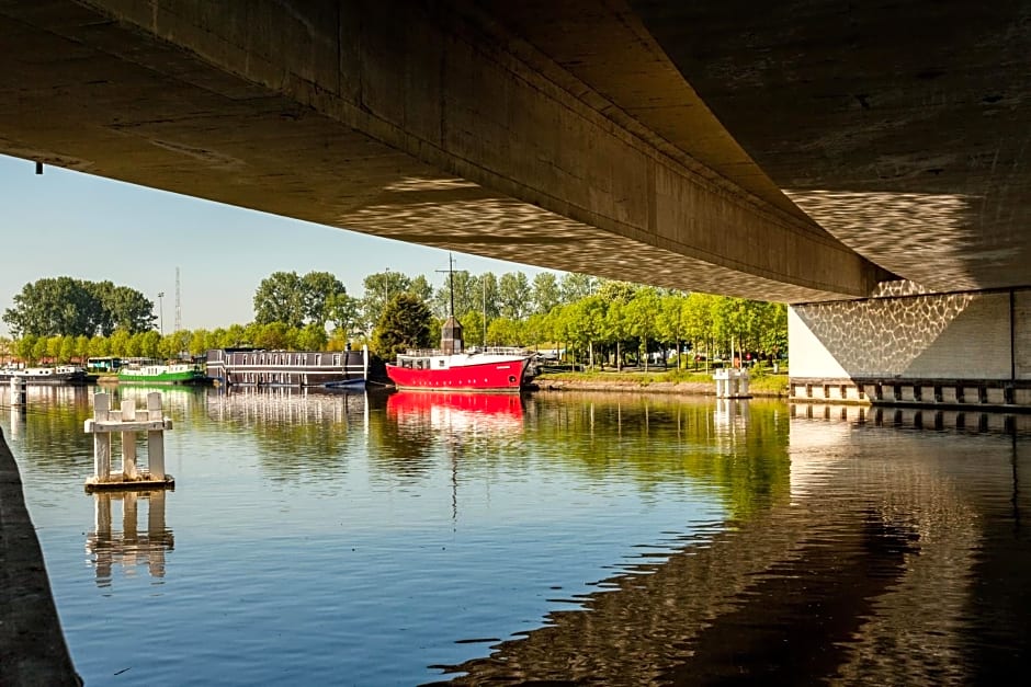 Boat Hotel De Barge