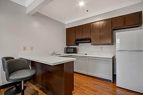 1 King Bed | Mobil Acc RI Shwr Nsmk Kitchen