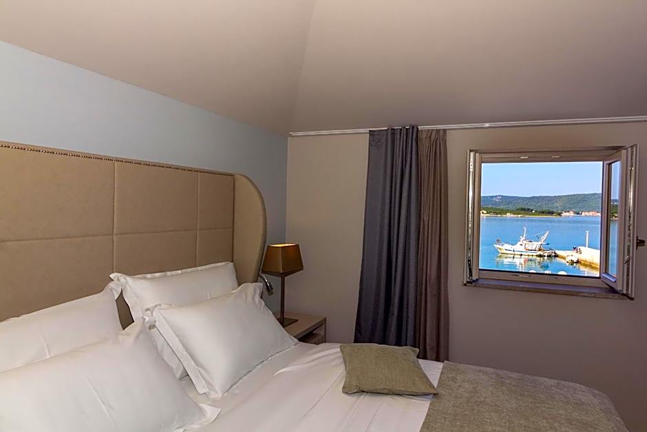 Photo 1 of 5 of Deluxe 1 King Bed, Sea View