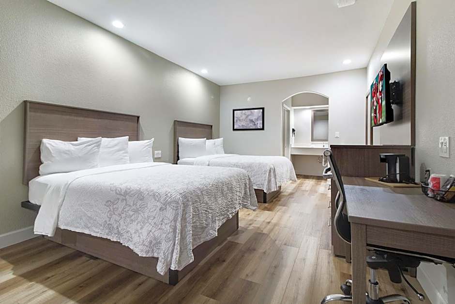 Red Roof PLUS+ Galveston - Beachfront