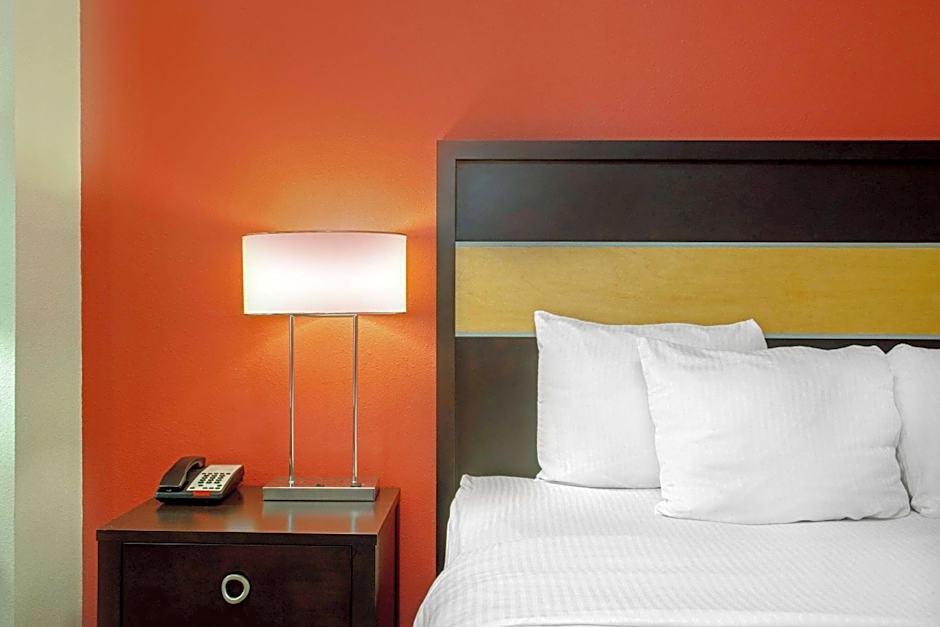 La Quinta Inn & Suites by Wyndham Leesville Fort Polk