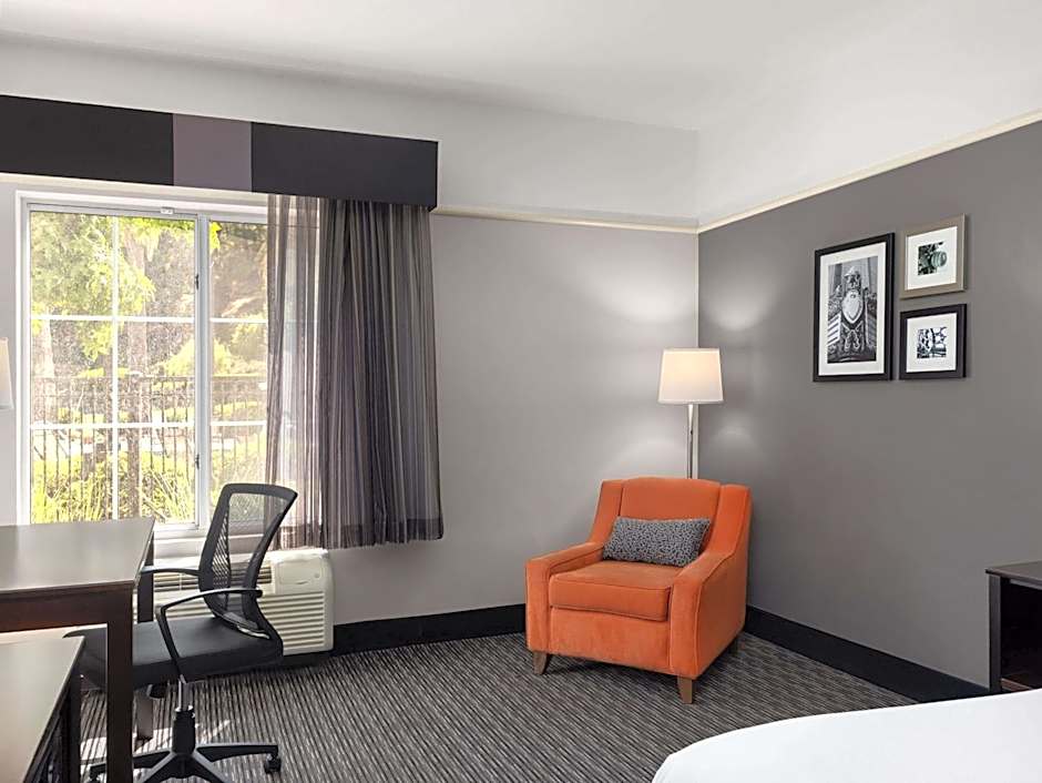 La Quinta Inn & Suites by Wyndham Santa Clarita - Valencia