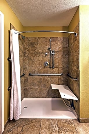 Queen Studio Suite - Mobility Acces Roll in Shower/Non-Smoking
