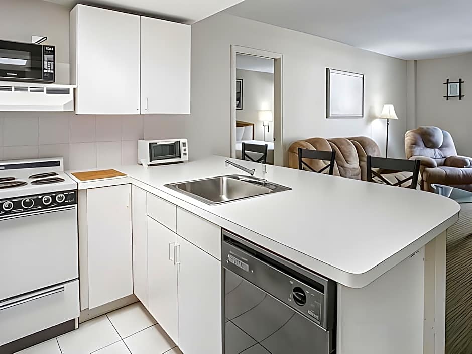 Days Hotel by Wyndham Peoria Glendale Area