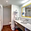 Hampton Inn By Hilton & Suites Boston-Waltham