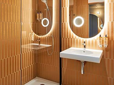 Classic Triple Room with One Double and One Single Beds - City View