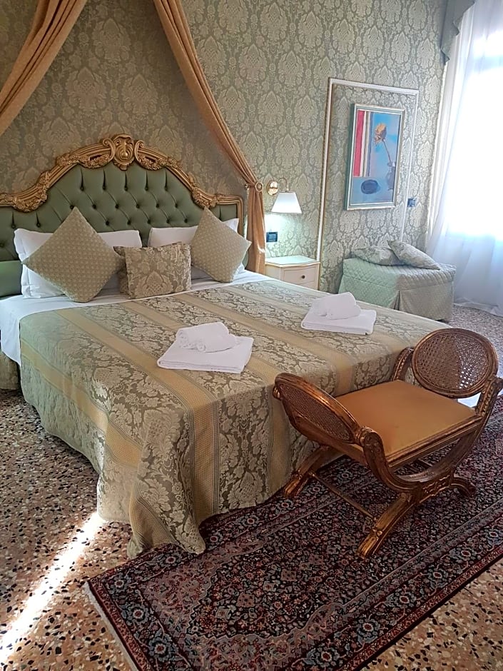 Friendly Venice Suites