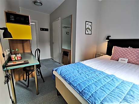 Small Double (55 in bed)