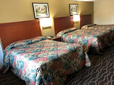 Superior Queen Room with Three Queen Beds - Non-Smoking