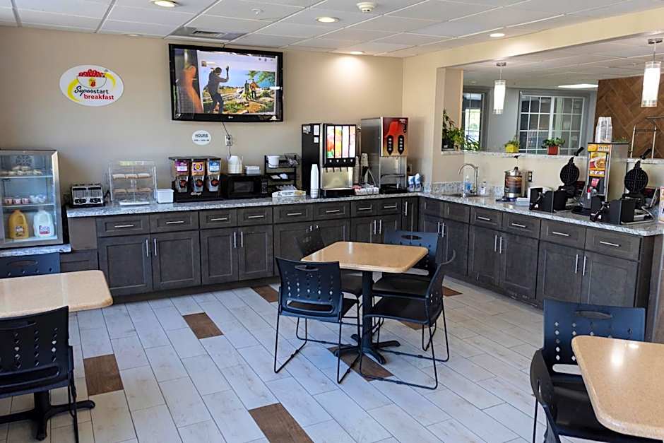 Super 8 by Wyndham Smithfield-Selma