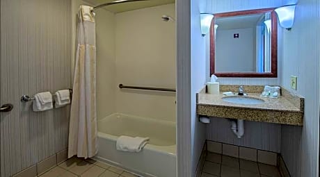 2 Queen Mobility Accessible W/Bathtub