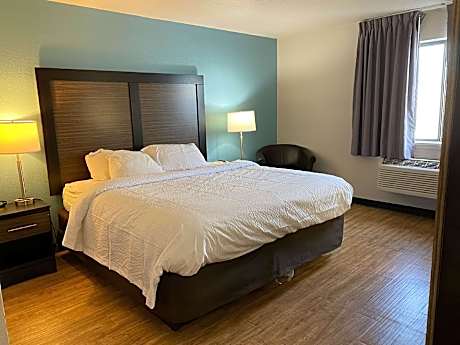 1 King Bed | Mobil Access Tub Nsmk Micfridg