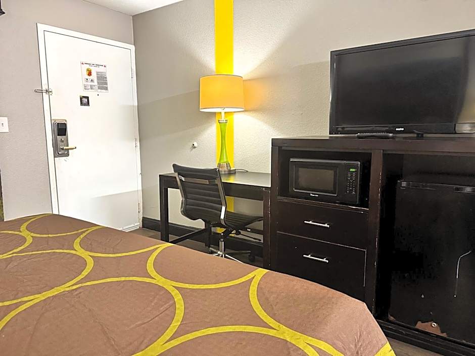Super 8 by Wyndham Tupelo Airport
