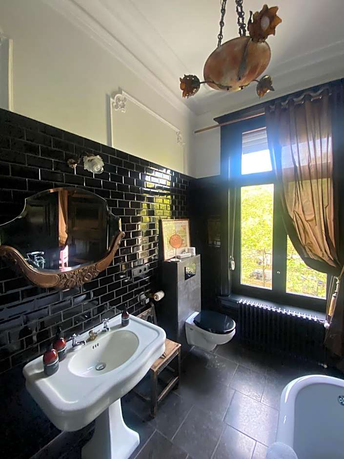 The Museum - Au Lit, Jérôme!