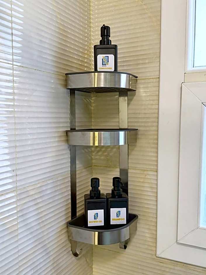 Calm & Classy 2BR - 5 min to Airport