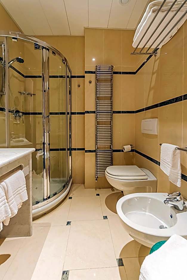 Dado Hotel International