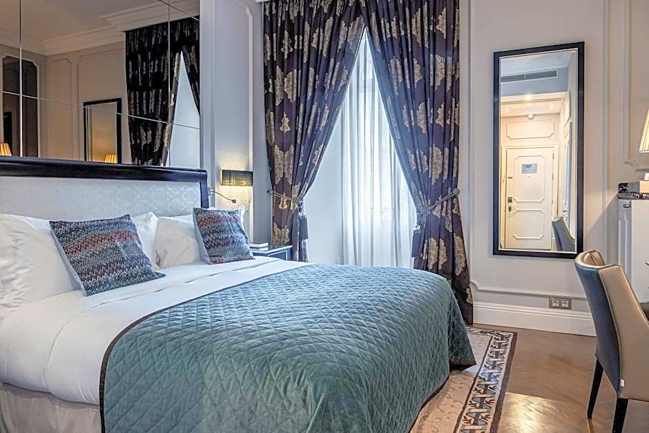 Photo 1 of 3 of Classic 1 King Bed, City View
