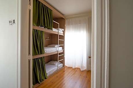 Bed in 3-Bed Mixed Dormitory Room