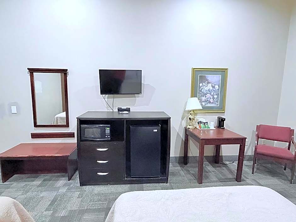 COLLINS INN & SUITES