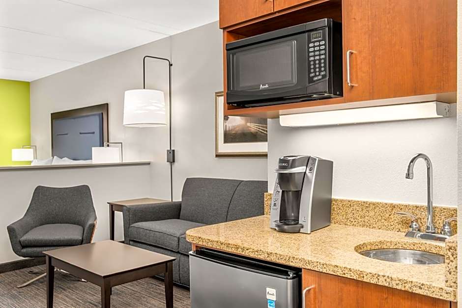 Holiday Inn Express & Suites Wilmington-Newark by IHG