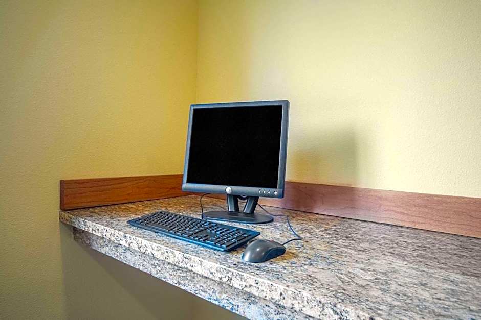 Days Inn by Wyndham Evansdale Waterloo