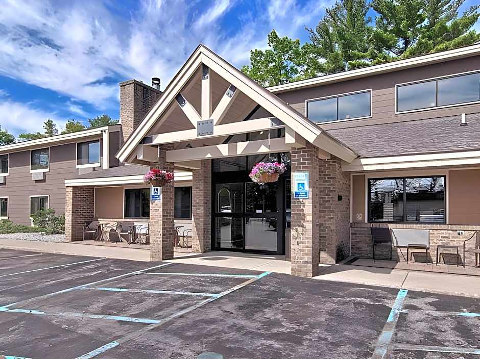 Blossom Hotel & Suites Traverse City