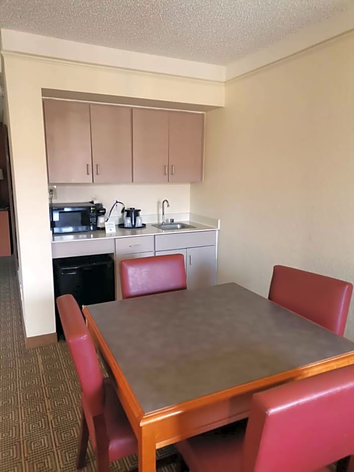Super 8 by Wyndham San Antonio Near SeaWorld Ingram Park