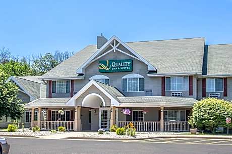 Quality Inn & Suites East Troy I-43