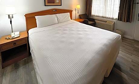 Queen Room - Non-Smoking