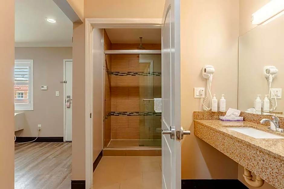 Diamond Bell Inn & Suites