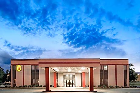 Super 8 by Wyndham Brockton