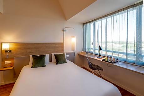 Family Room with One Queen Bed and Two Single Beds - Non-Smoking
