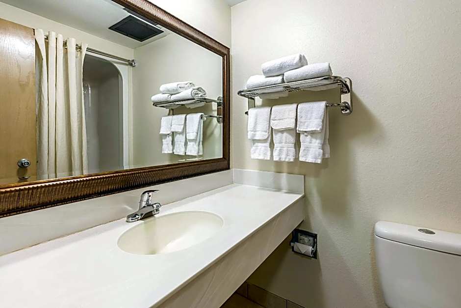Econo Lodge Inn And Suites