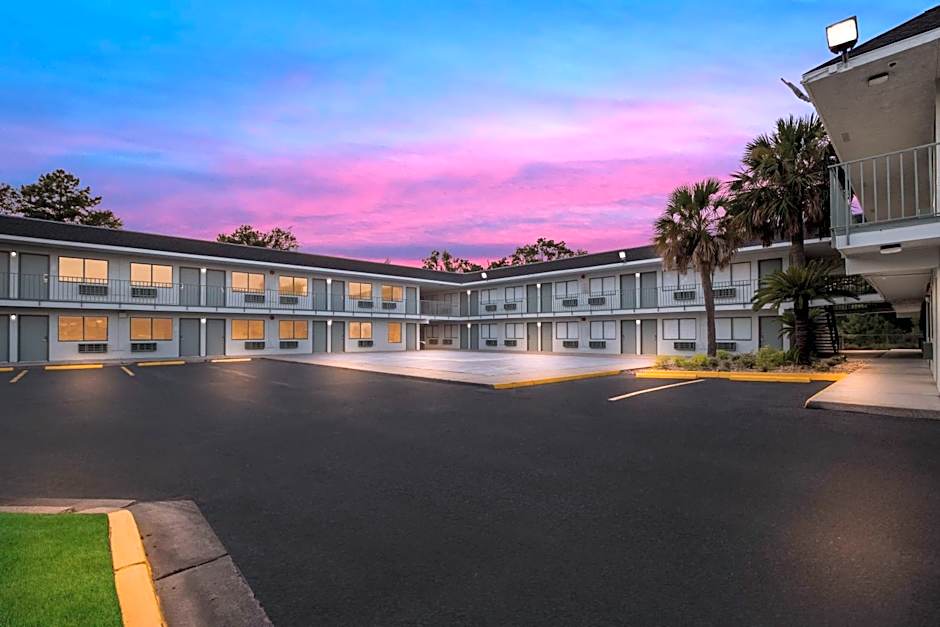 HomeTowne Studios by Red Roof Orange, TX