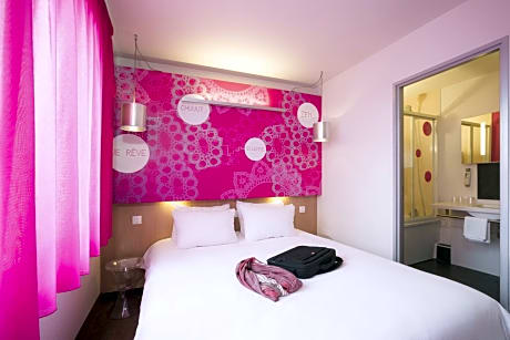Standard Suite with One Double Bed and Twin Beds