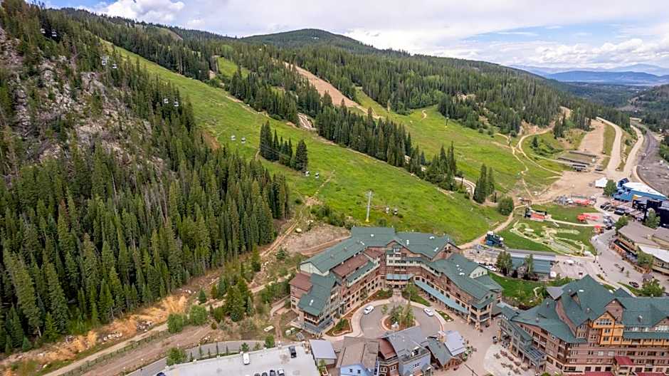 Comfy condo next to Gondola