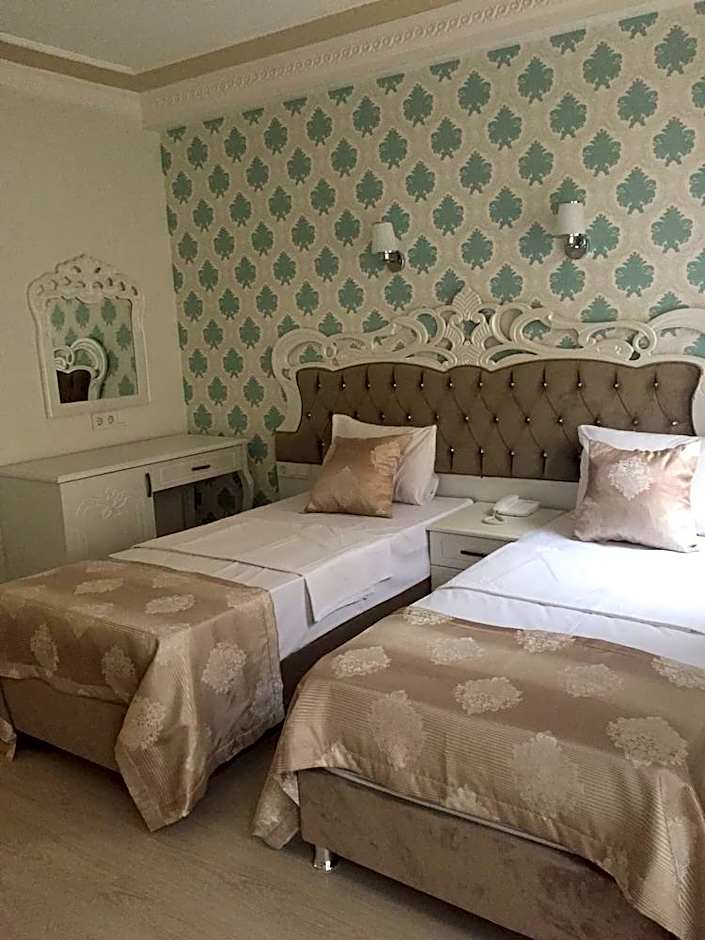 DELUXE NEWPORT HOTEL