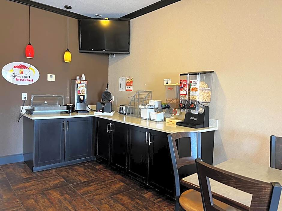 Super 8 by Wyndham Center