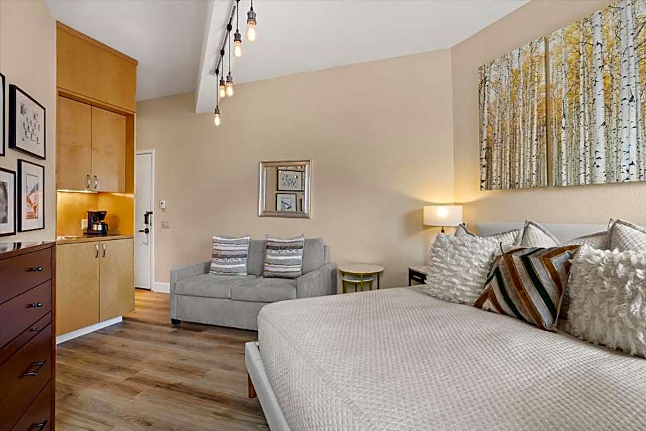 Independence Square 304, Stylish Hotel Room with Downtown Views & Great Location
