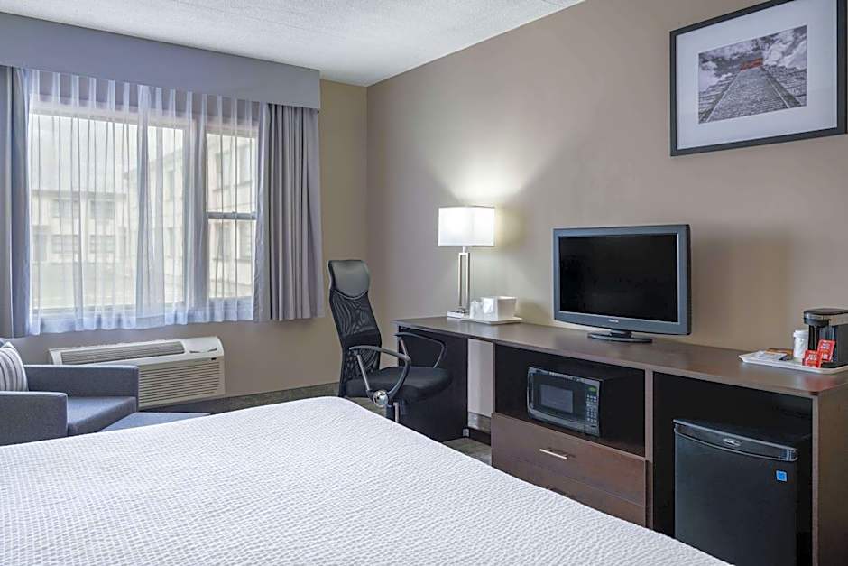 Ramada by Wyndham Thunder Bay Airlane Hotel